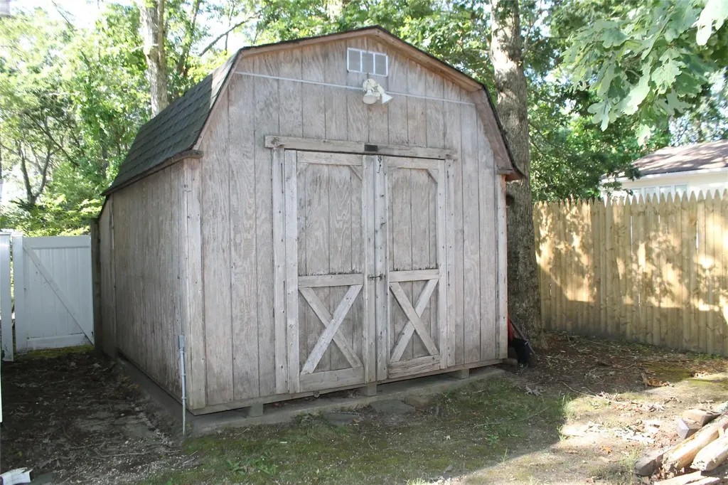 11 Roberts Road Shirley NY 11967