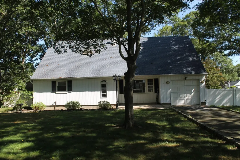 11 Roberts Road Shirley NY 11967