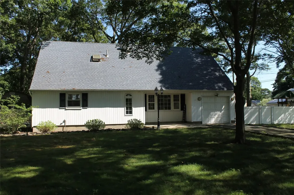 11 Roberts Road Shirley NY 11967