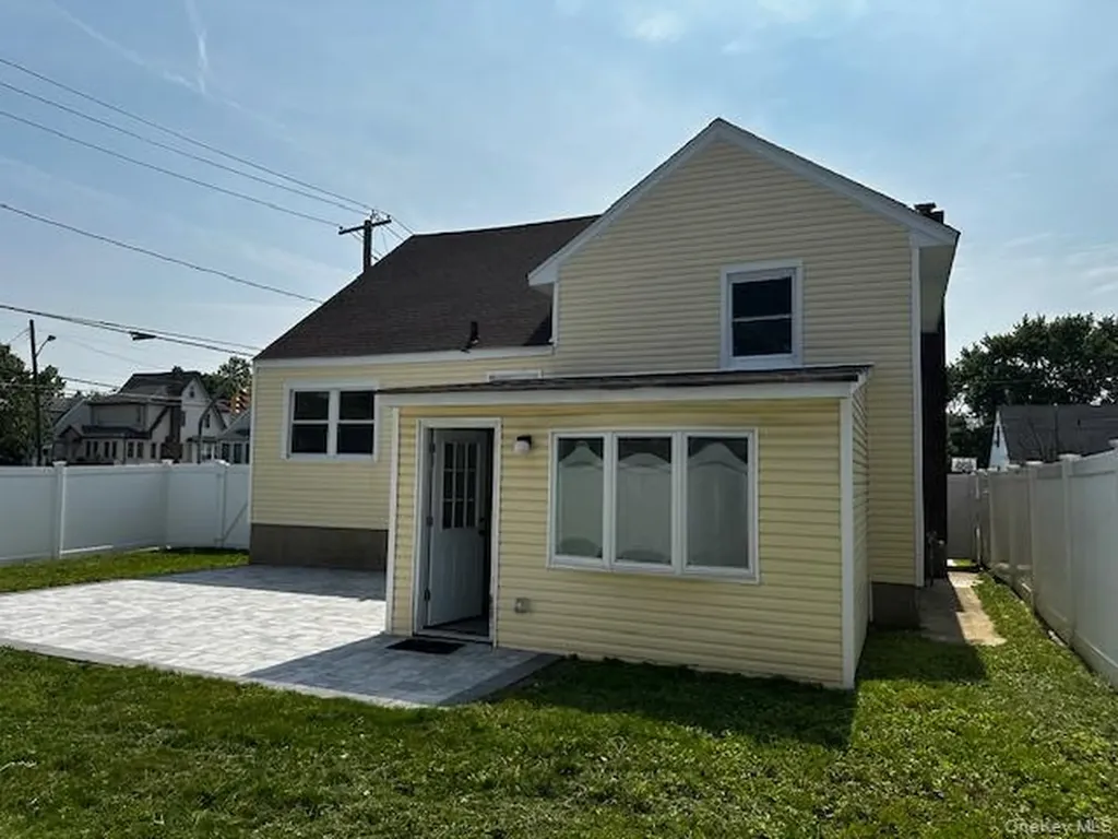 558 Oxford Road Cedarhurst NY 11516