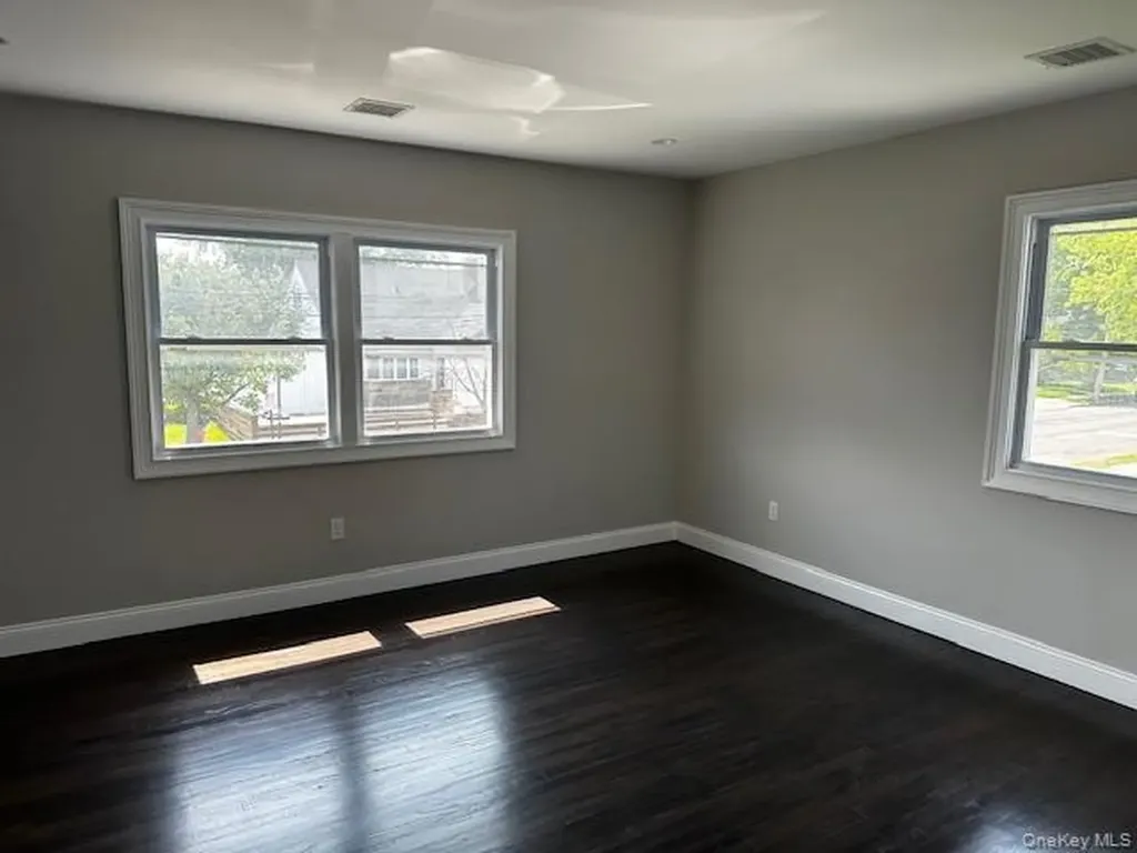 558 Oxford Road Cedarhurst NY 11516