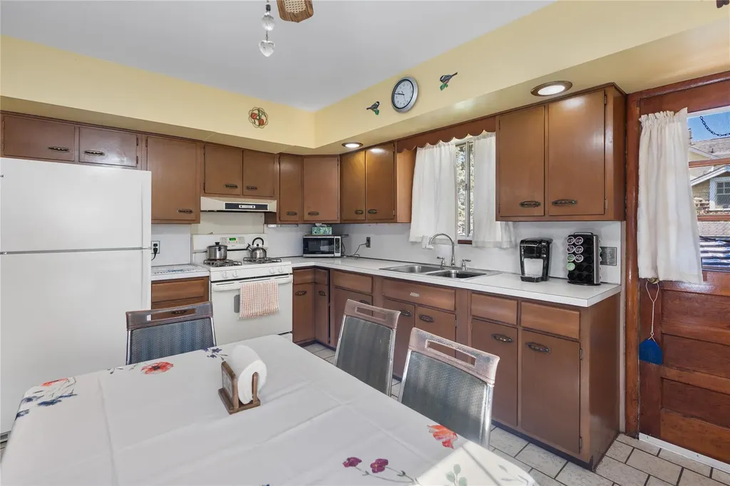 220 Bleloch Avenue Peekskill NY 10566