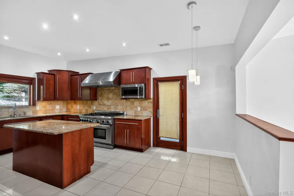 21 Hillside Court Suffern NY 10901