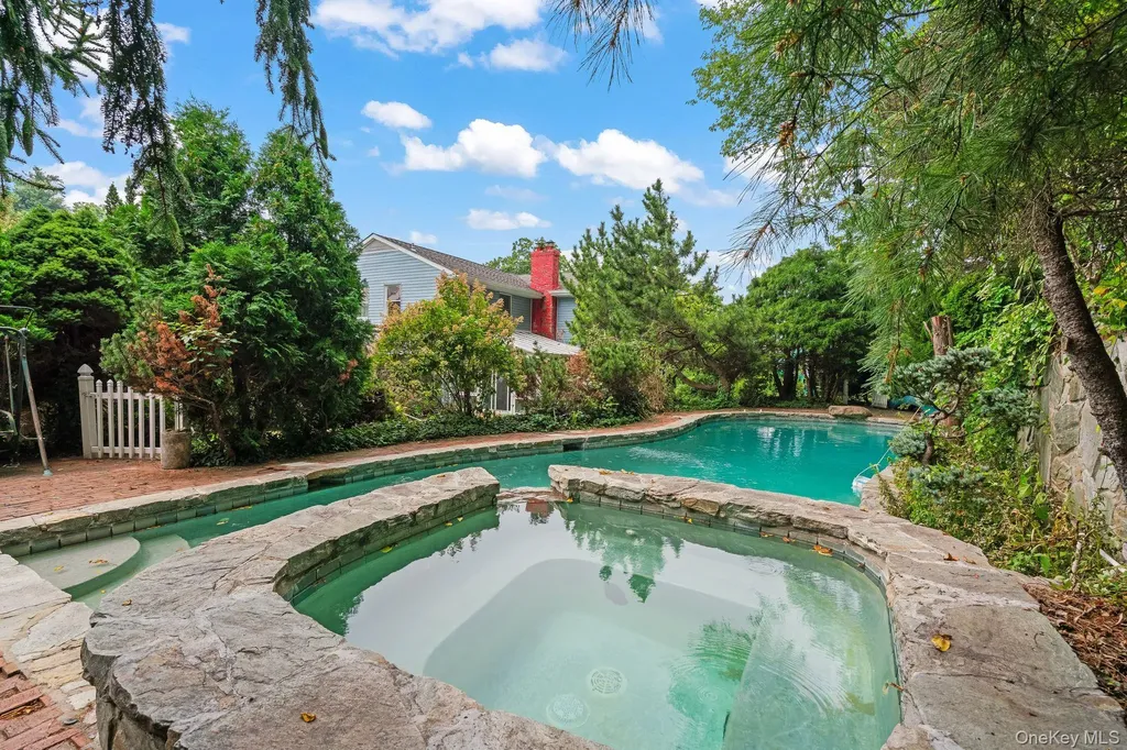 13 Whitney Circle Glen Cove NY 11542