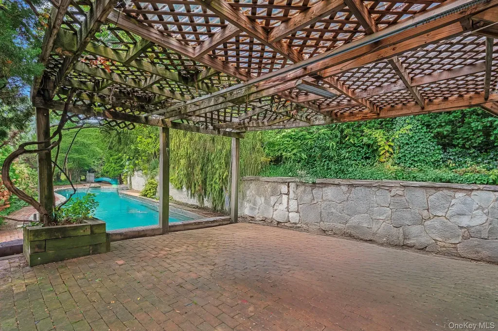 13 Whitney Circle Glen Cove NY 11542