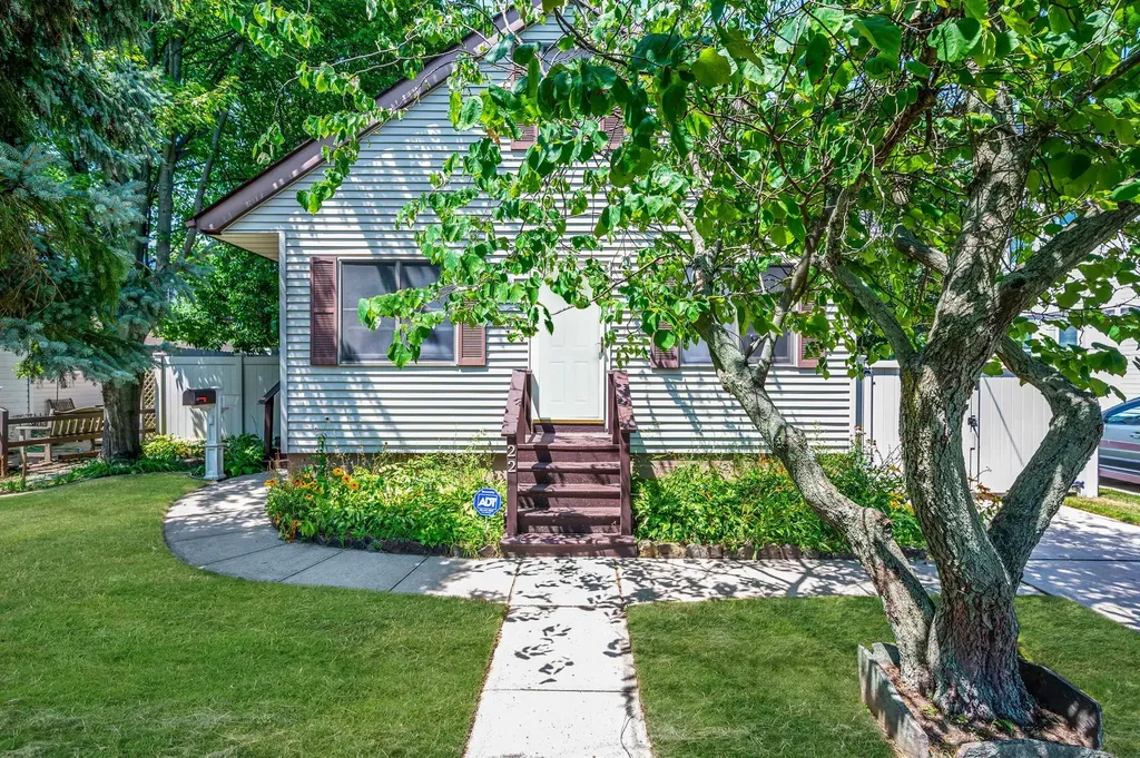 22 Bristol Street Lindenhurst NY 11757