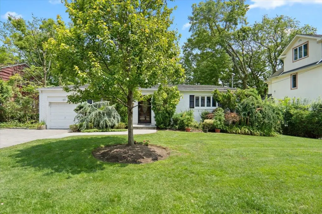 9 Devonshire Lane Great Neck NY 11023