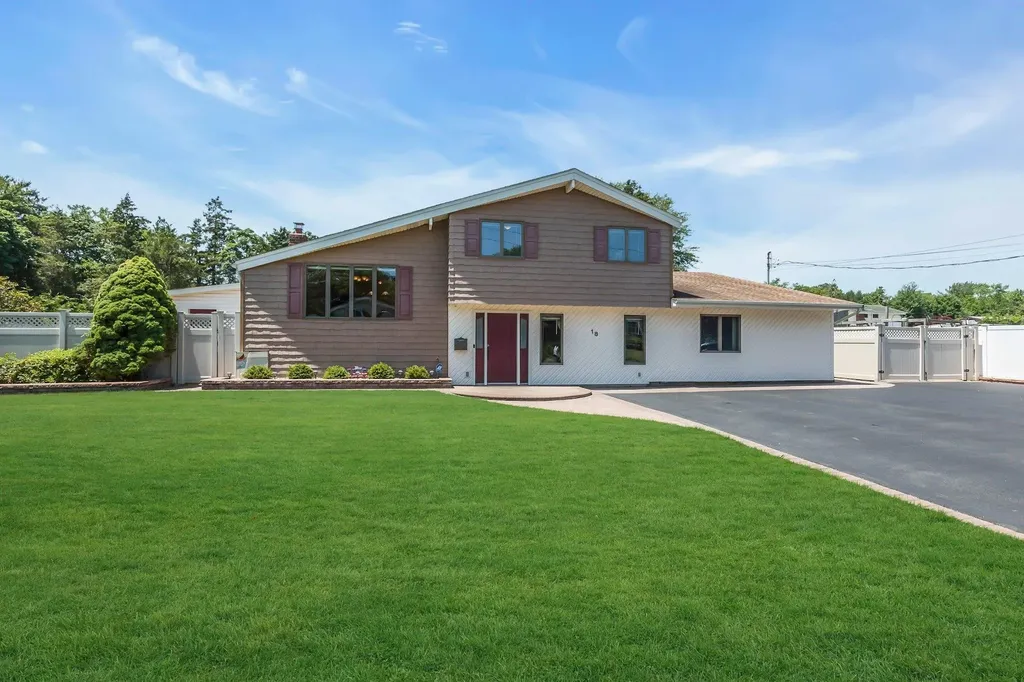 18 Cloverdale Drive Oakdale NY 11769