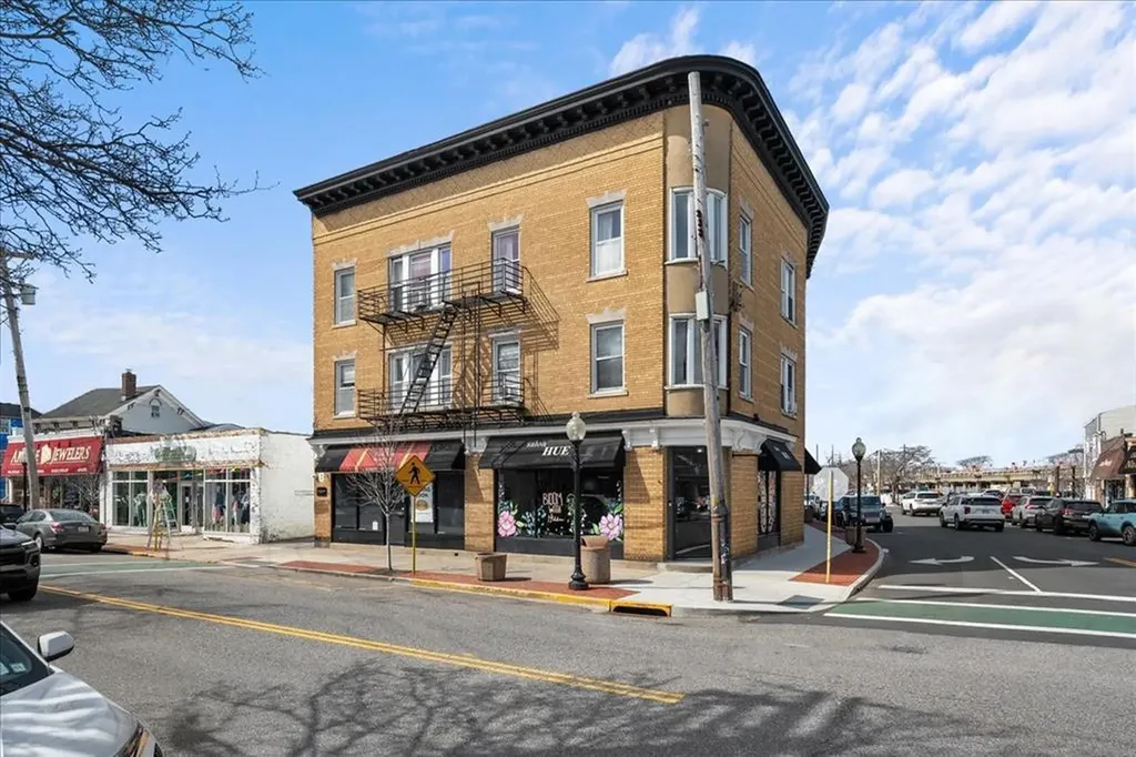 240 Deer Park Avenue Babylon NY 11702