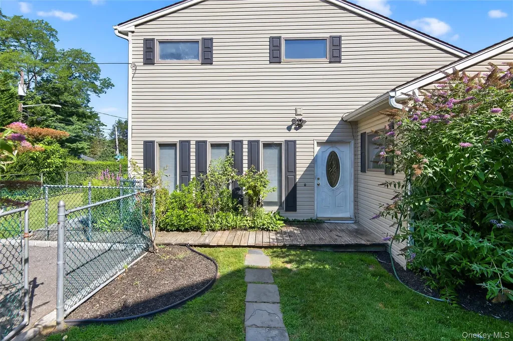 8 Lovers Lane Huntington NY 11743