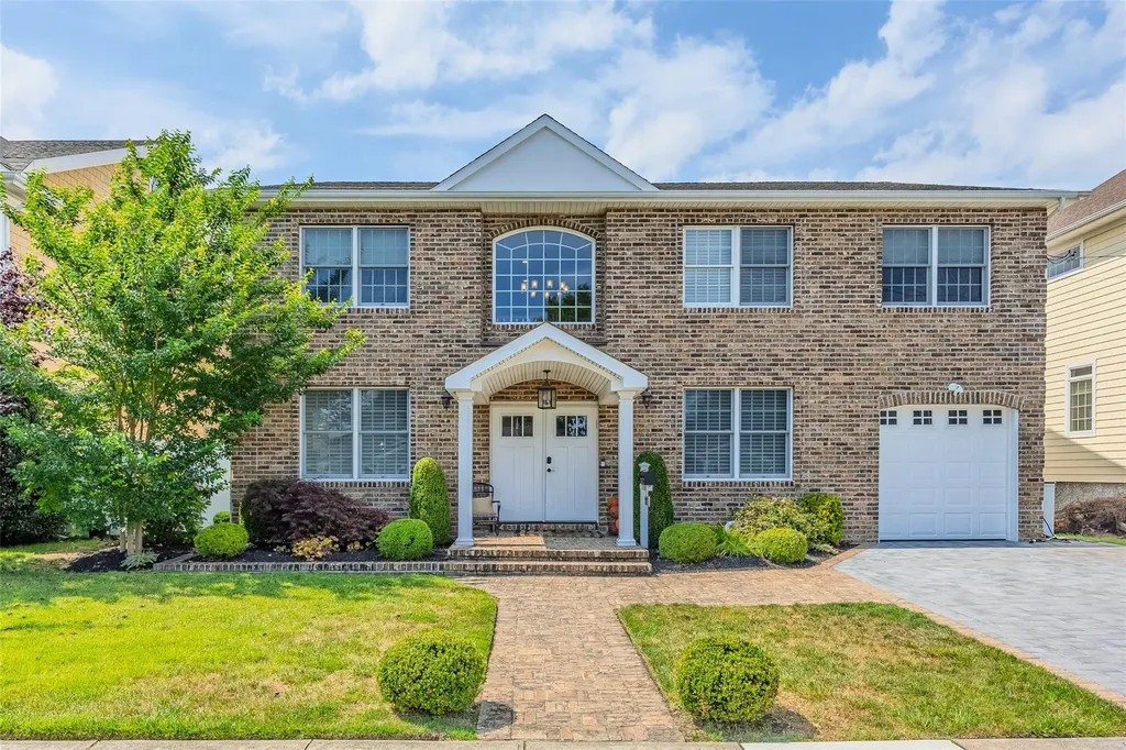 111 Hampton Way Merrick NY 11566