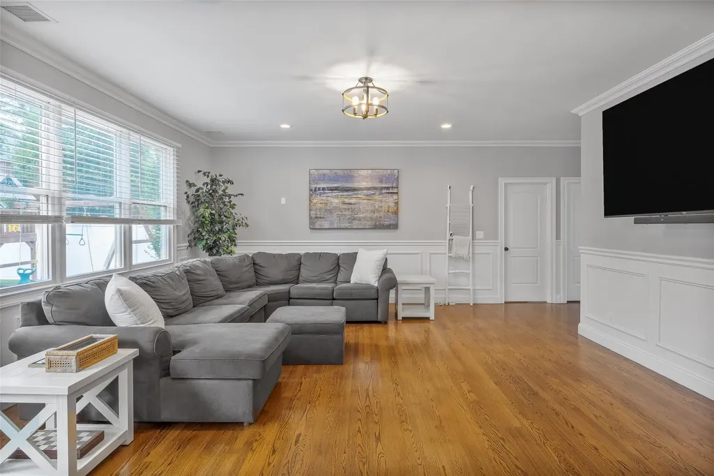 111 Hampton Way Merrick NY 11566