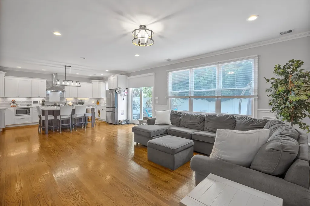 111 Hampton Way Merrick NY 11566