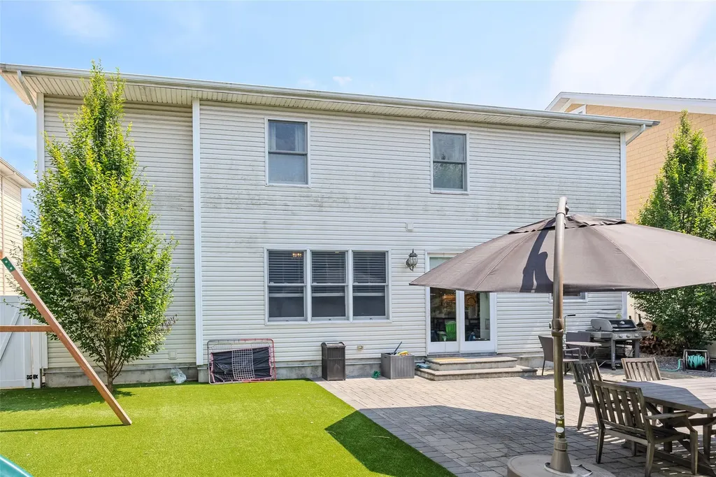 111 Hampton Way Merrick NY 11566