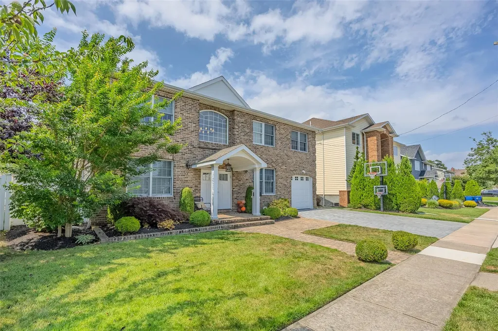 111 Hampton Way Merrick NY 11566