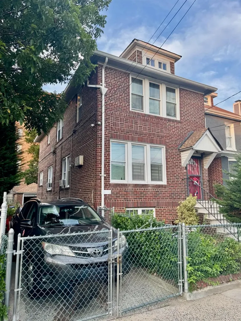 1950 Tomlinson Avenue Bronx NY 10461