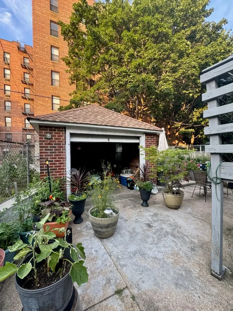 1950 Tomlinson Avenue Bronx NY 10461