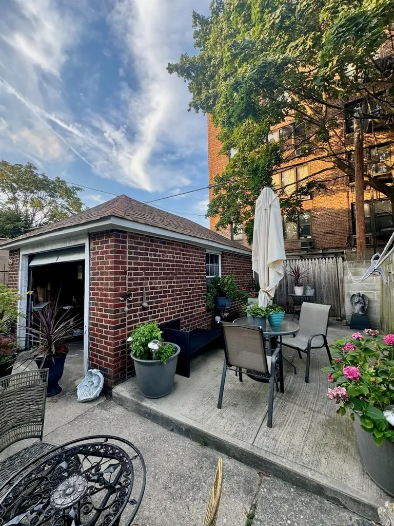 1950 Tomlinson Avenue Bronx NY 10461