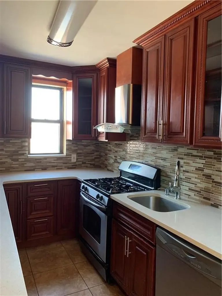 2564 Paulding Avenue Bronx NY 10469