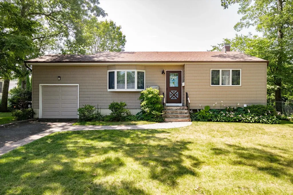 12 46th Street Islip NY 11751