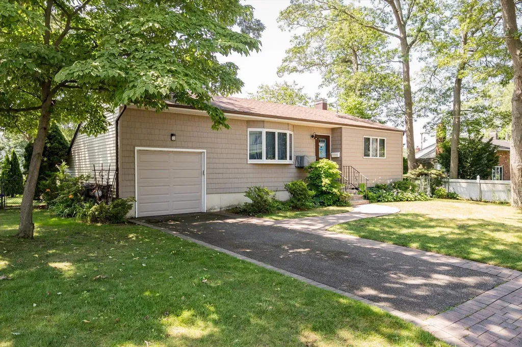 12 46th Street Islip NY 11751