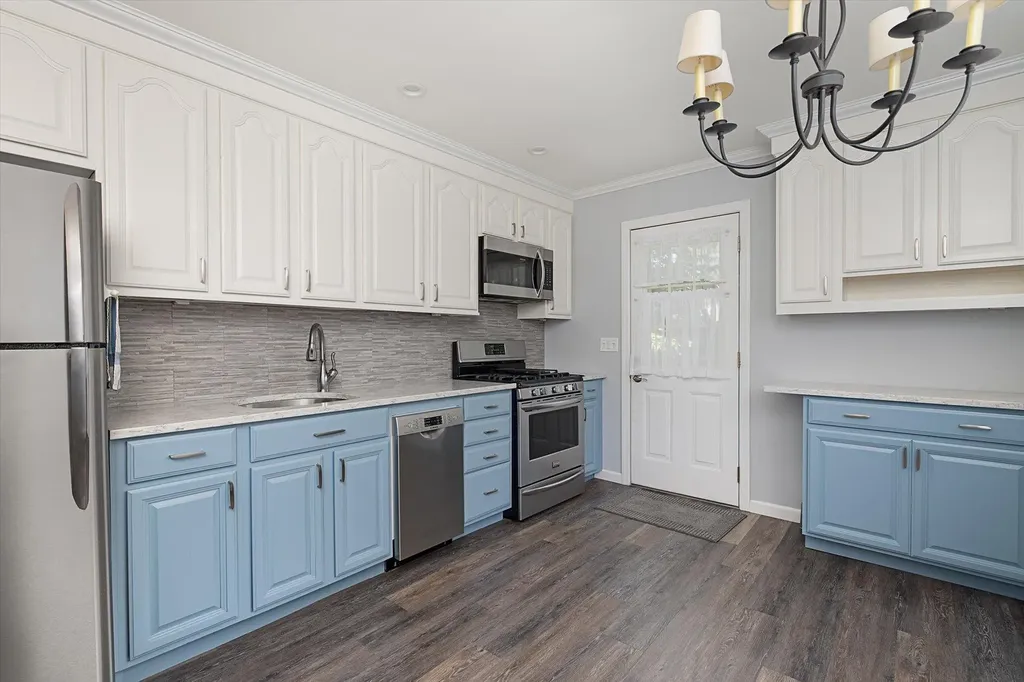 12 46th Street Islip NY 11751