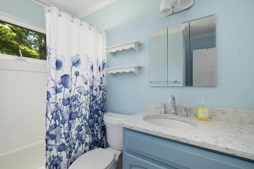 12 46th Street Islip NY 11751