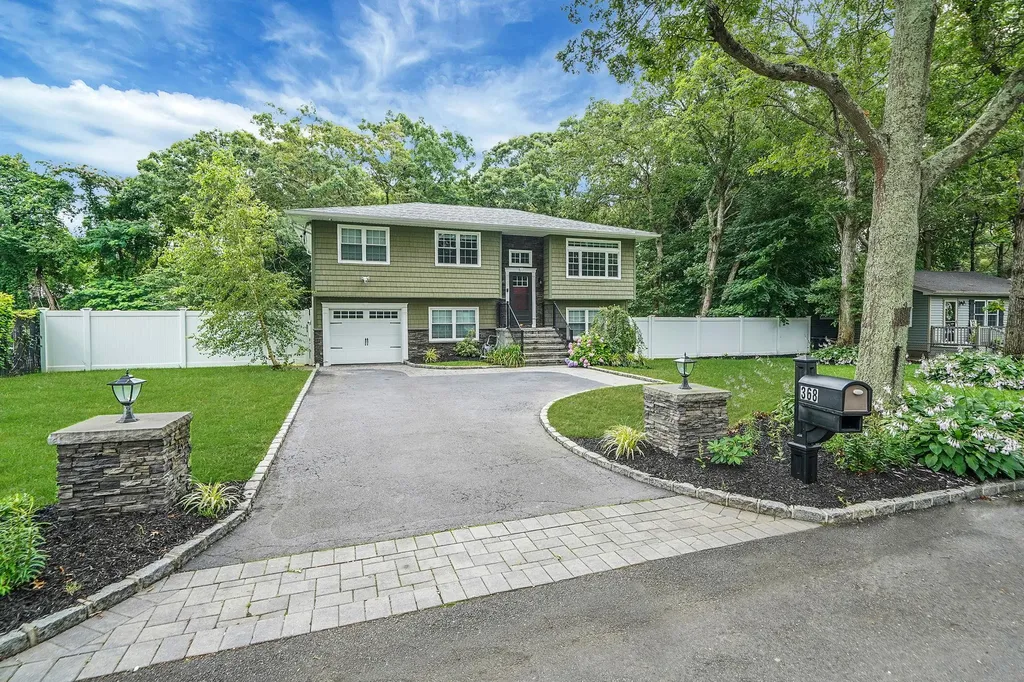368 Carnation Drive Shirley NY 11967