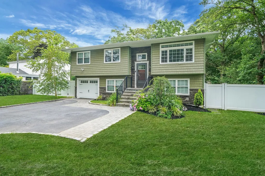 368 Carnation Drive Shirley NY 11967