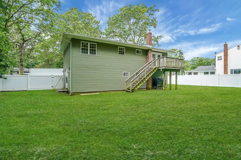 368 Carnation Drive Shirley NY 11967