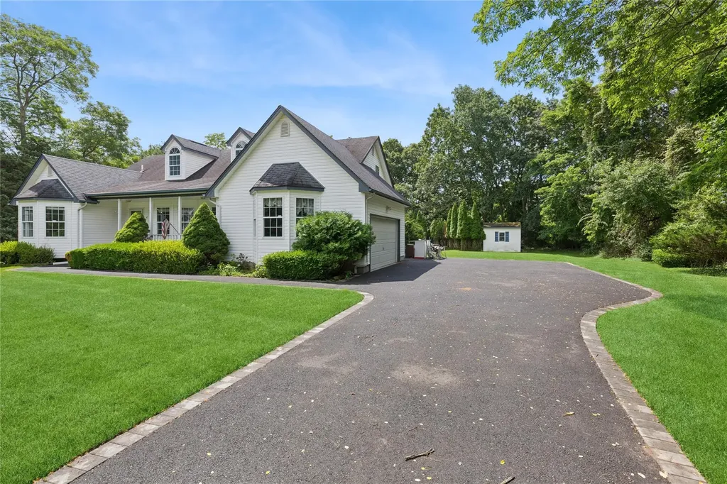 4 Pine Cone Court Moriches NY 11955