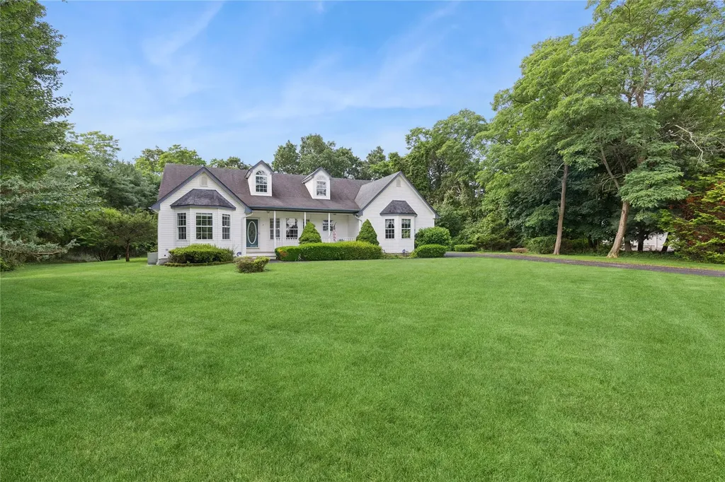 4 Pine Cone Court Moriches NY 11955