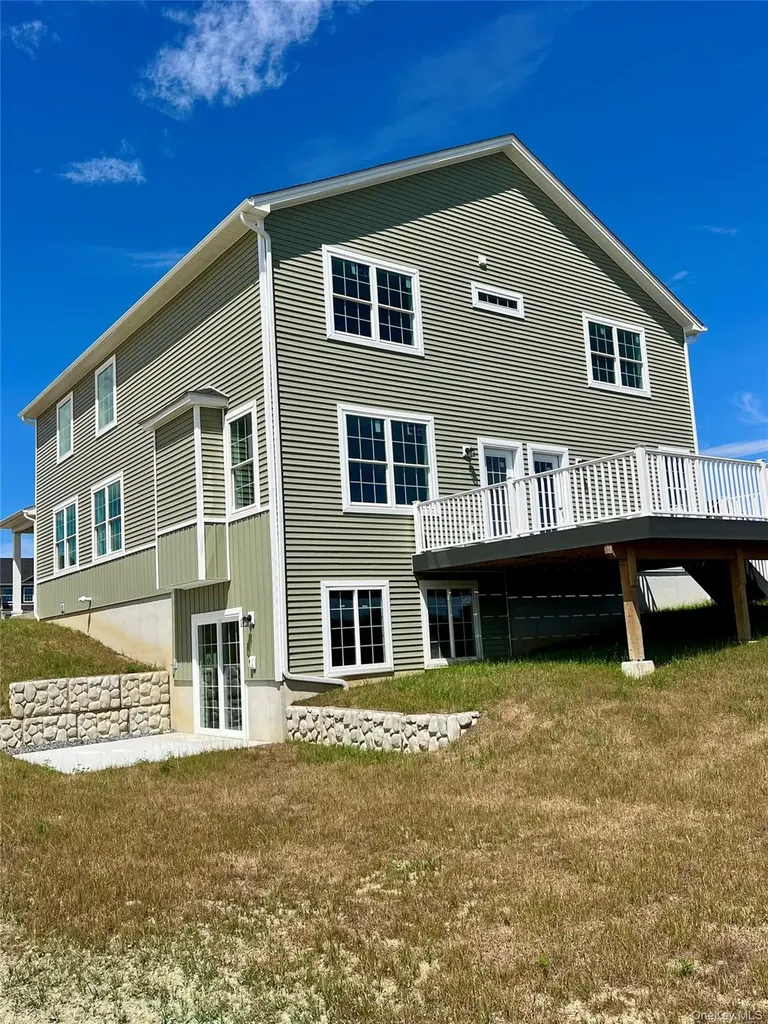38 Dartmouth Drive Poughkeepsie NY 12603
