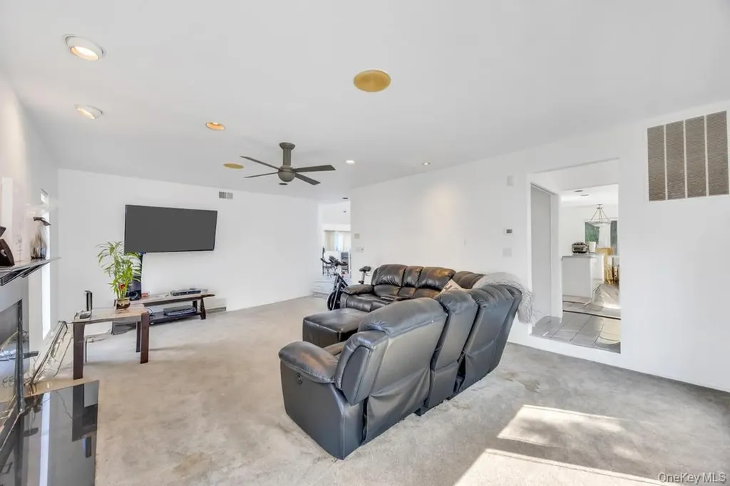 34 Gloria Place Plainview NY 11803