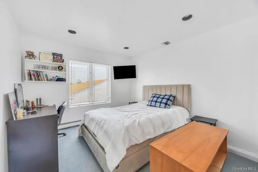 34 Gloria Place Plainview NY 11803