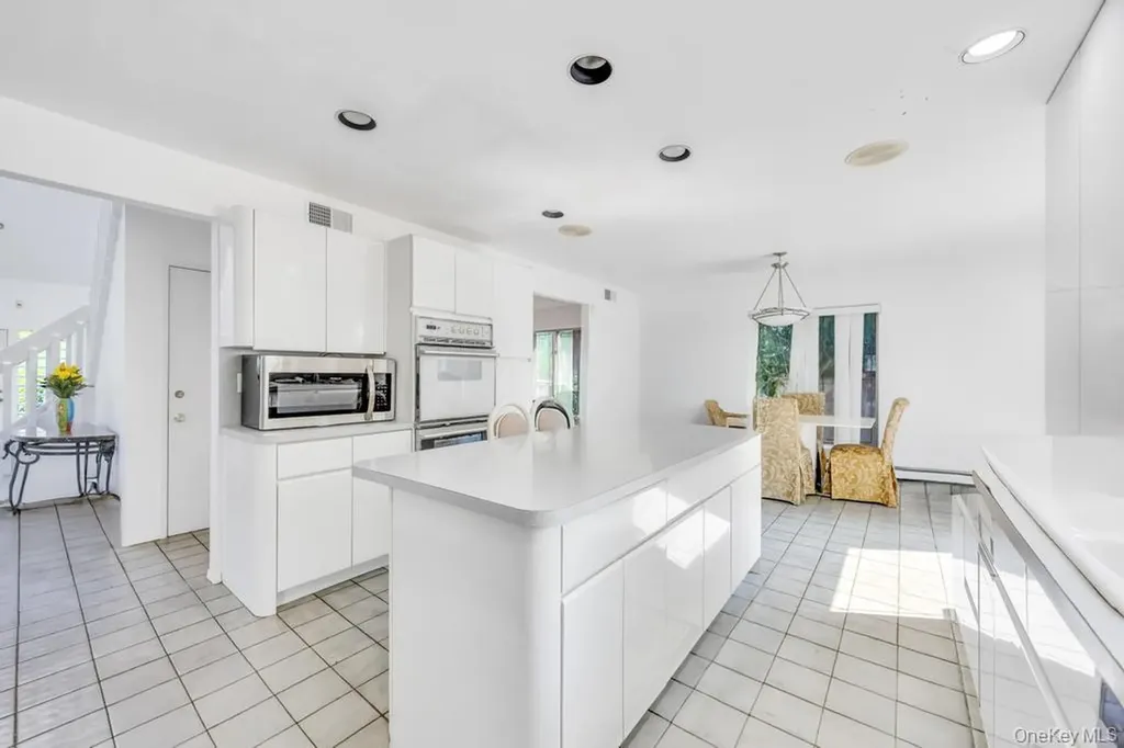 34 Gloria Place Plainview NY 11803