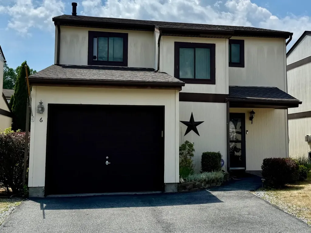 6 Perrins Mews Middletown NY 10940