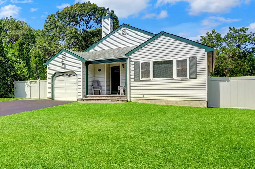 11 Winnecomac Circle Kings Park NY 11754