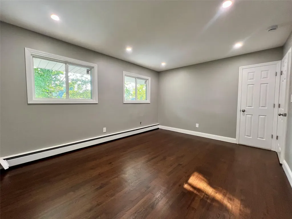 707 Larkfield Road Commack NY 11725