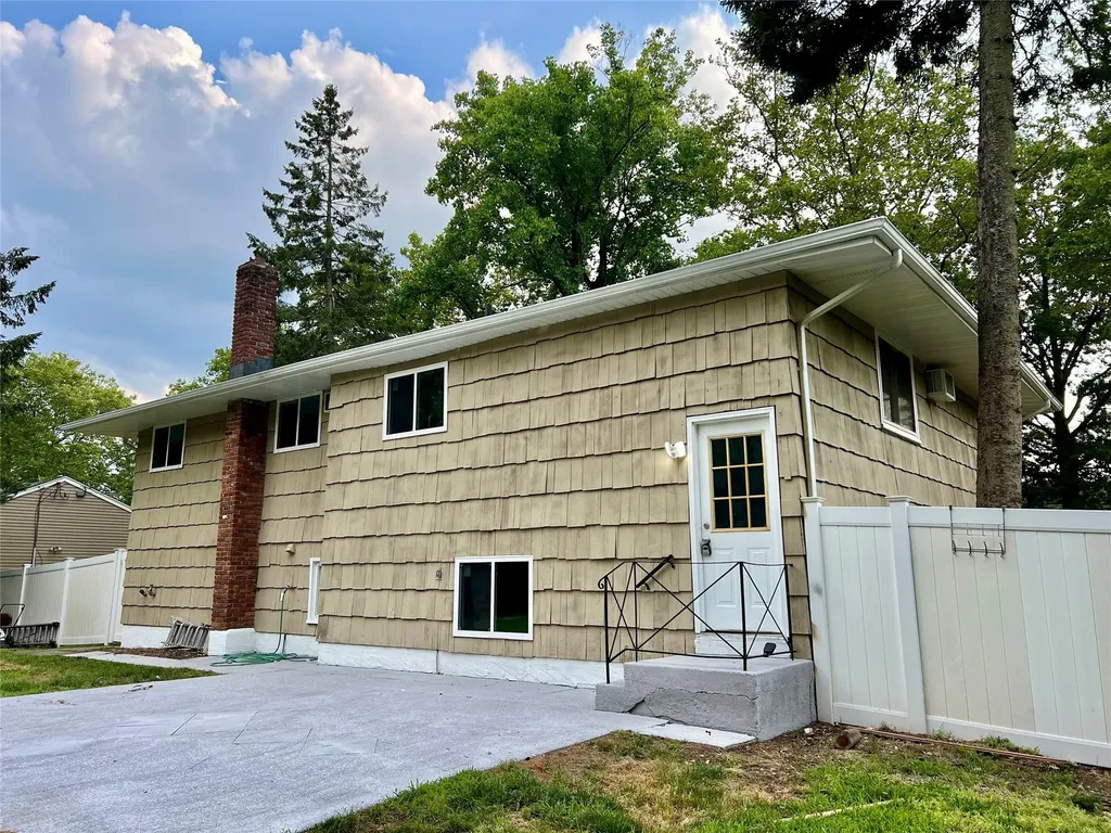707 Larkfield Road Commack NY 11725