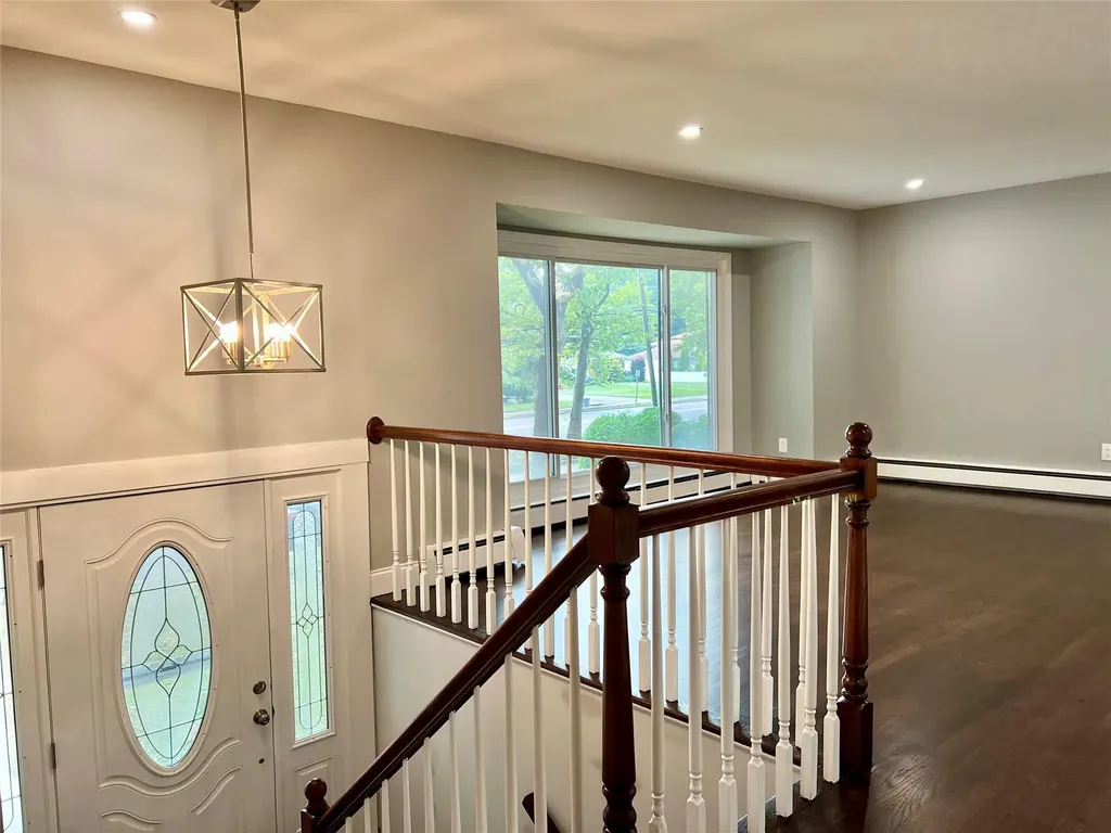 707 Larkfield Road Commack NY 11725