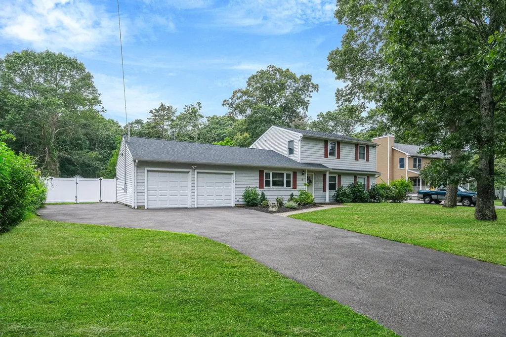 6 Halsey Manor Road Manorville NY 11949