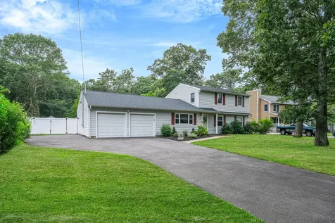 6 Halsey Manor Road Manorville NY 11949