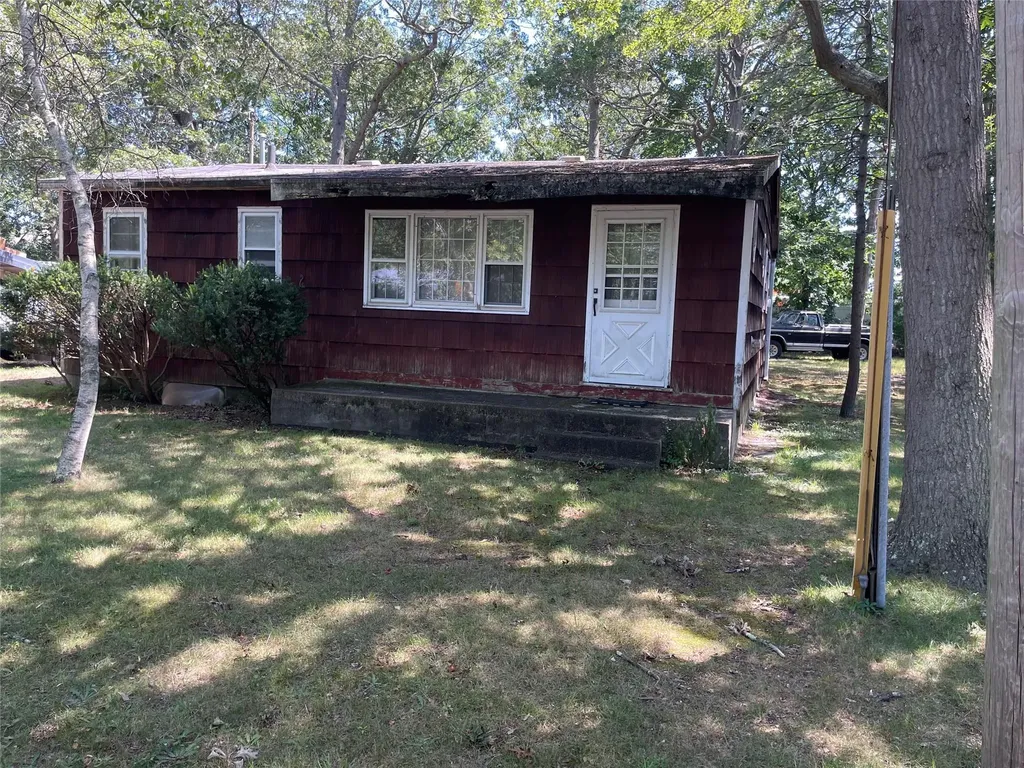 20 Henry Street Mastic NY 11950