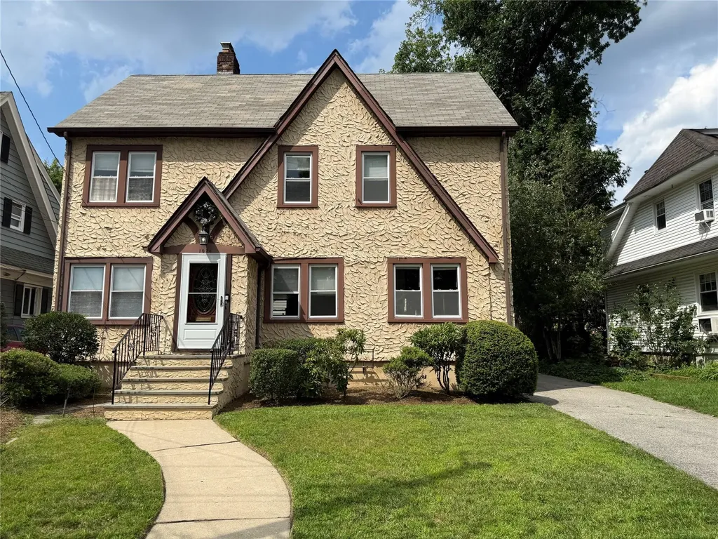 1074 Hunter Avenue Pelham NY 10803