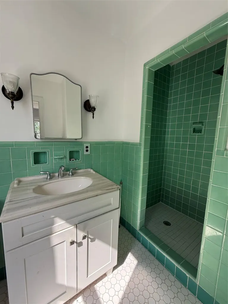 1074 Hunter Avenue Pelham NY 10803