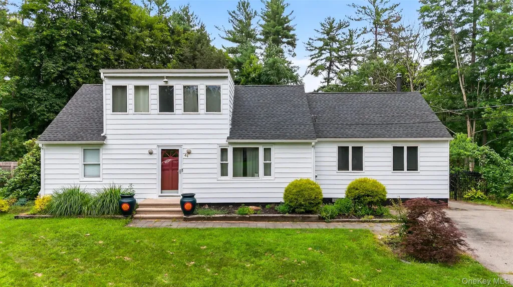 41 White Oaks Road Hyde Park NY 12538