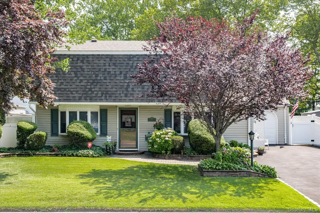 685 Gardiners Avenue Levittown NY 11756