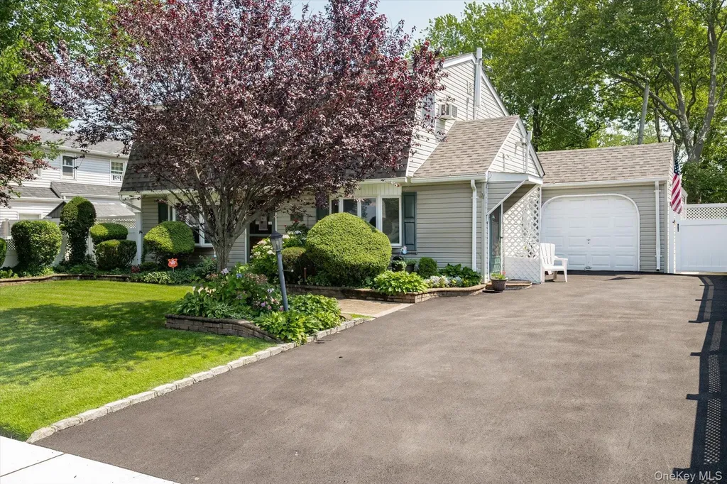 685 Gardiners Avenue Levittown NY 11756