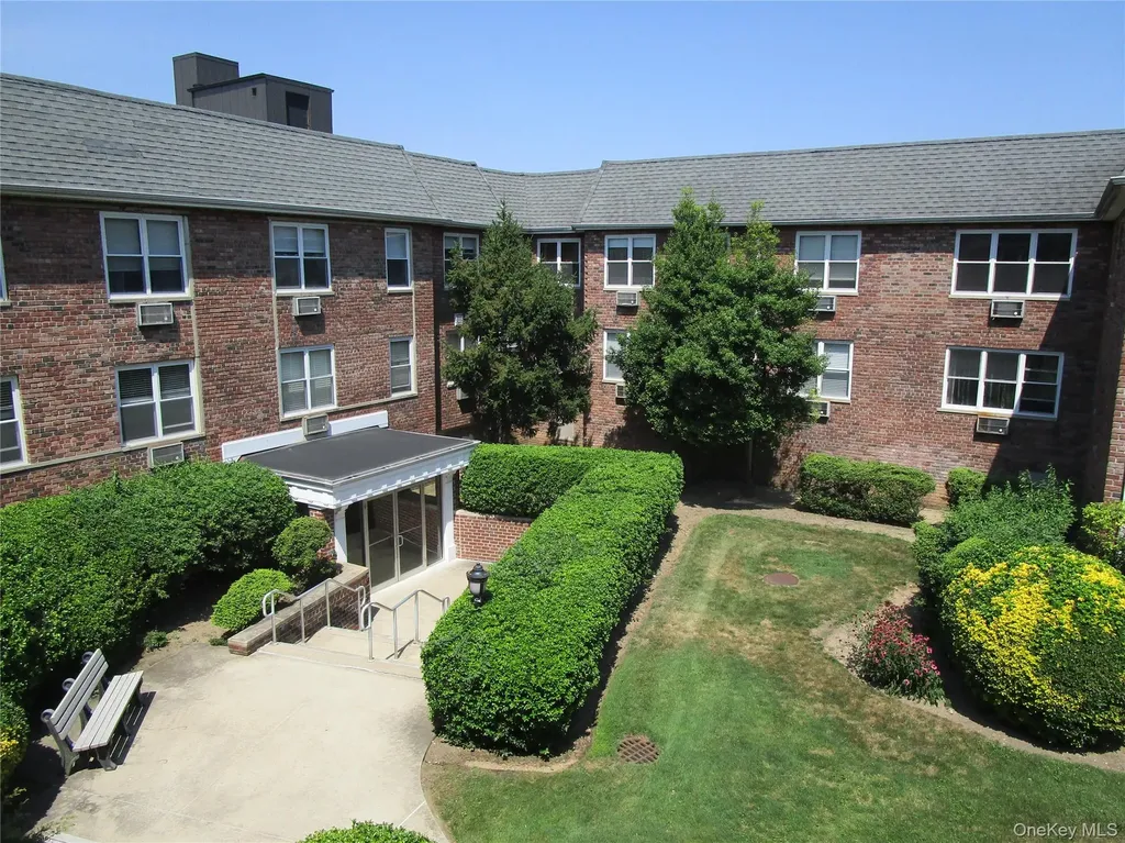 20 Daley Place Lynbrook NY 11563